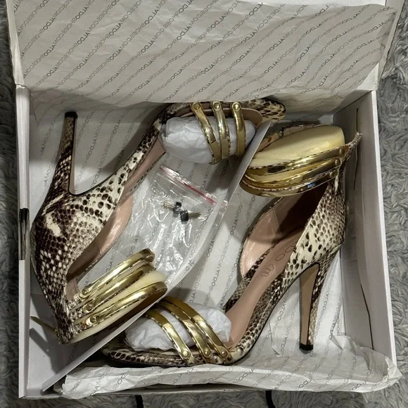 ALDO “Snakeskin” Leinan ankle strap Heels, Size 8, with back zipper - Picture 5 of 7